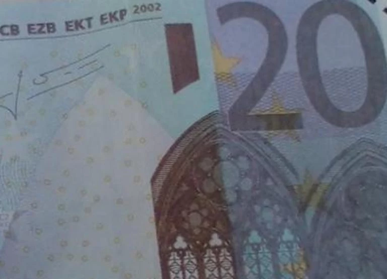 Σύρος: Περπατούσαν και έπεσαν από τον ουρανό στα χέρια τους αυτά τα χαρτονομίσματα